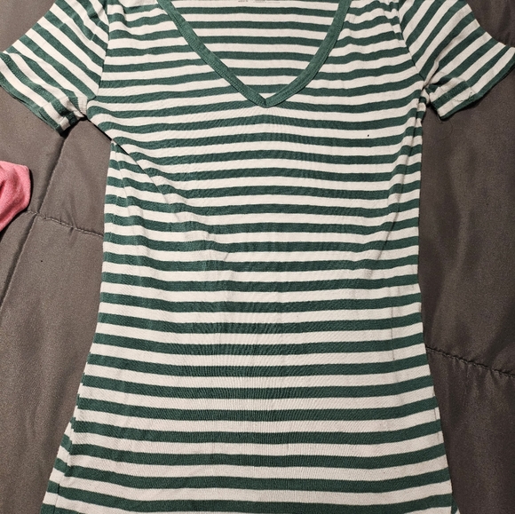 Pair of Women's Gap T shirts - Picture 7 of 7